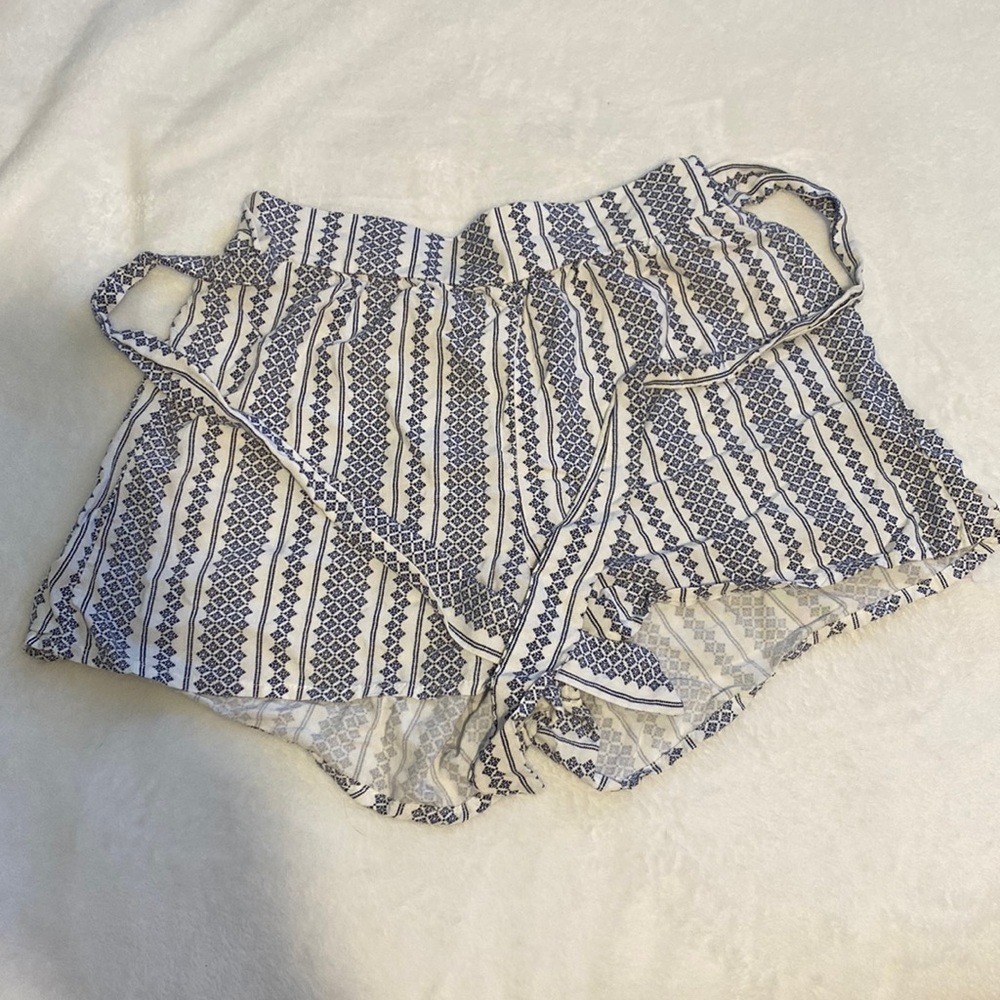 Streetwear society xs white and dark blue patterned flowy shorts